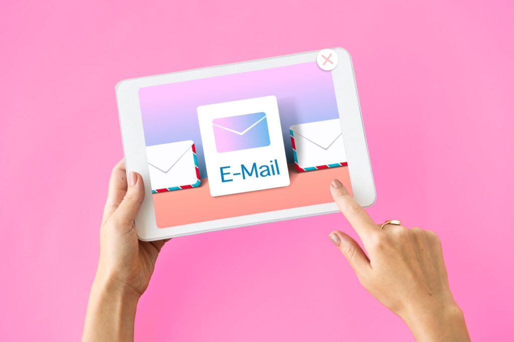 Tela de tablet com envelopes digitais representando estratégia de email marketing.