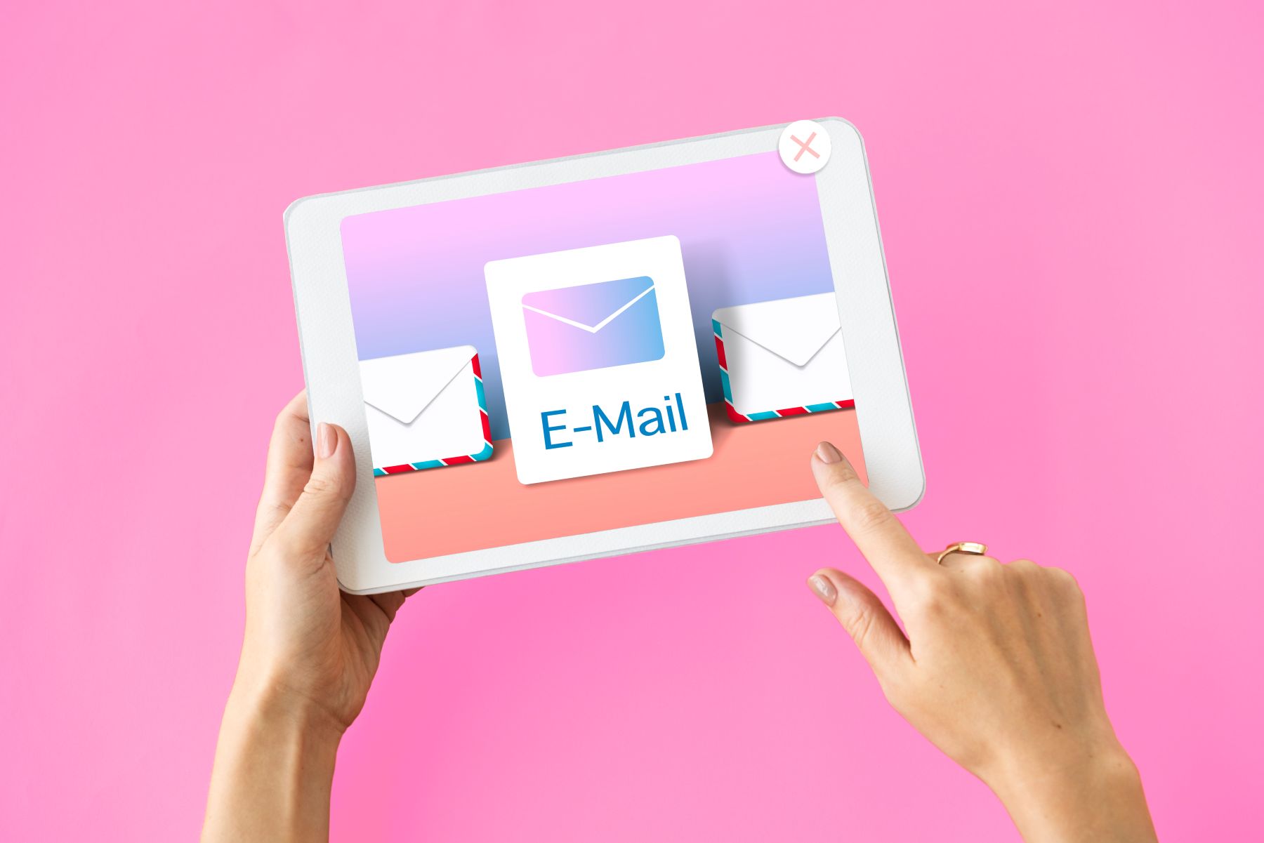 Tela de tablet com envelopes digitais representando estratégia de email marketing.