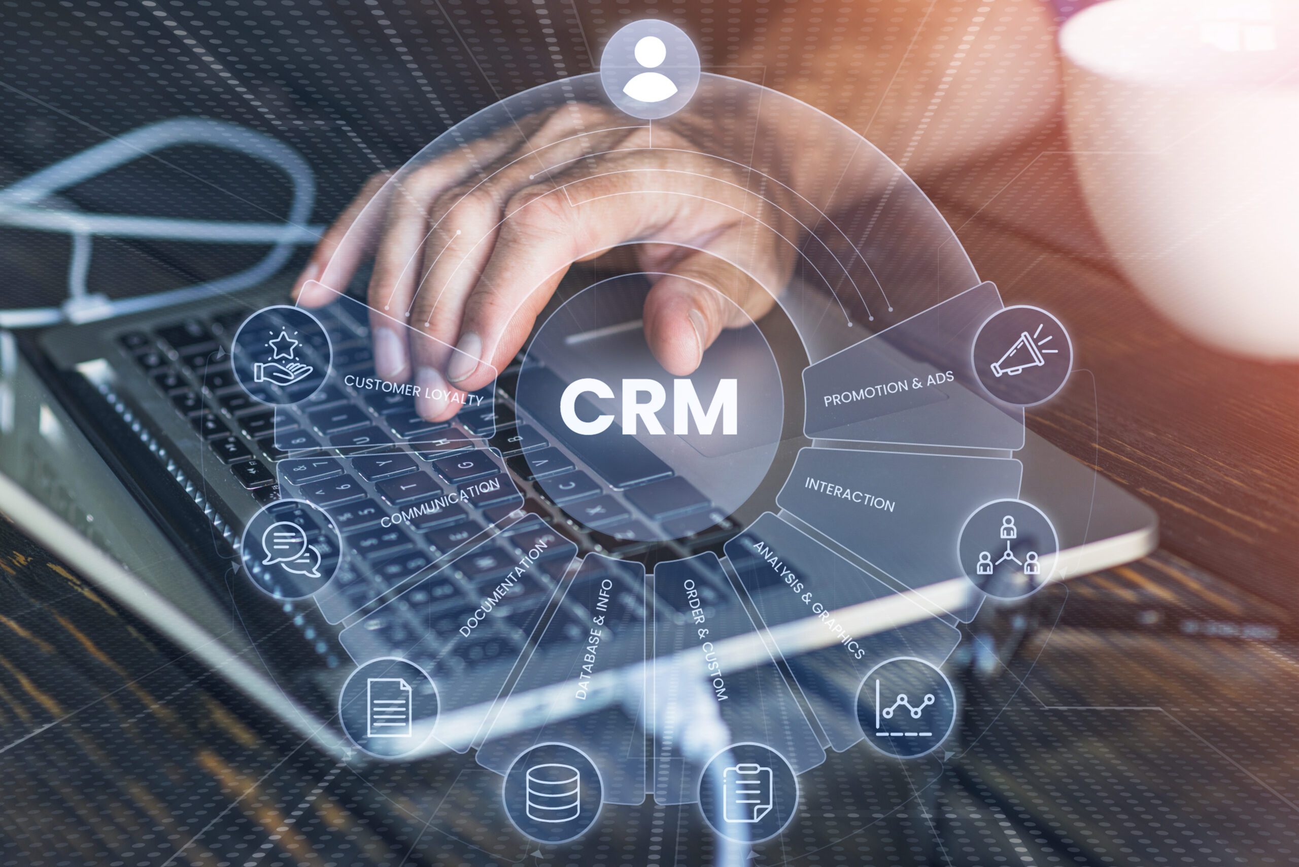 Notebook sendo usado por um trabalhador com uma ilustração de CRM por cima, representando CRM lead.